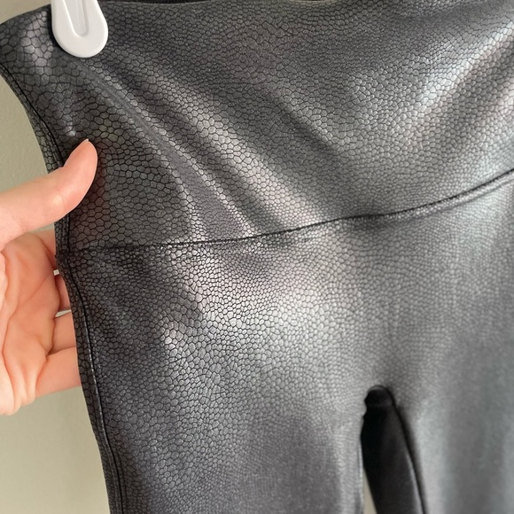 Spanx Faux Leather Black Snake Skin Leggings - Size Medium - Picture 14 of 16